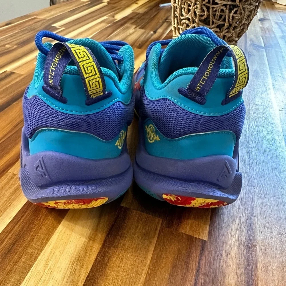 🛍️Unisex Nike Antetokoumpo Basketball Shoes Size 5Y gently used
